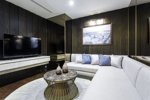 The Heritage House Junior Suite | Living area | 55-inch Smart TV with satellite channels, TV, MP3 dock