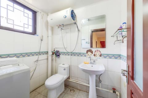 Three-Bedroom Apartment | Bathroom | Shower, free toiletries, hair dryer, slippers