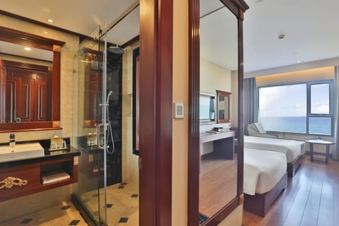 Deluxe Twin Ocean View | Bathroom | Free toiletries, hair dryer, slippers, bidet