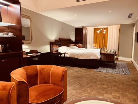 Premium bedding, down comforters, Tempur-Pedic beds, free minibar