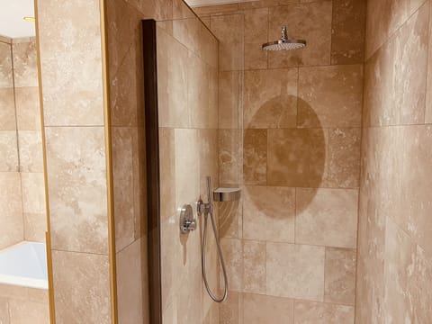 Combined shower/tub, deep soaking tub, rainfall showerhead