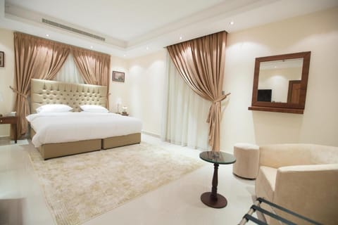 Deluxe Apartment | Premium bedding, in-room safe, desk, blackout drapes