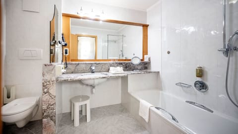 Deluxe Double Room | Bathroom | Combined shower/tub, deep soaking tub, free toiletries, hair dryer