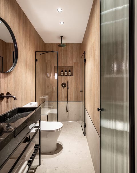 Deluxe Suite | Bathroom | Free toiletries, hair dryer, towels