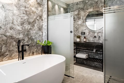 Junior Suite | Bathroom | Free toiletries, hair dryer, towels