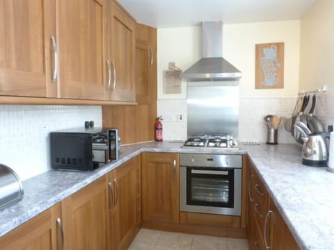 Cottage | Private kitchen | Fridge, microwave, stovetop, highchair