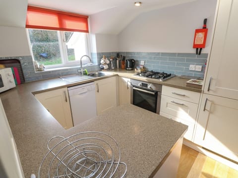 Cottage | Private kitchen | Fridge, microwave, stovetop, dishwasher