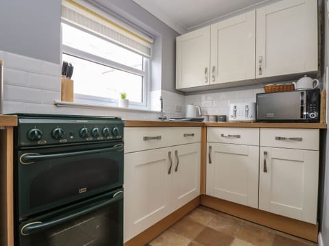 Cottage | Private kitchen | Fridge, microwave, stovetop, electric kettle