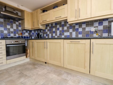 Cottage | Private kitchen | Dishwasher, electric kettle, toaster, highchair