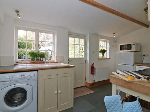 Cottage | Private kitchen | Fridge, dishwasher, highchair, cookware/dishes/utensils