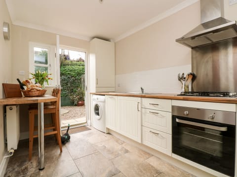 Cottage | Private kitchen | Fridge, dishwasher, highchair, cookware/dishes/utensils