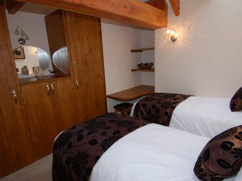 Cottage | 2 bedrooms, individually decorated, individually furnished, free WiFi