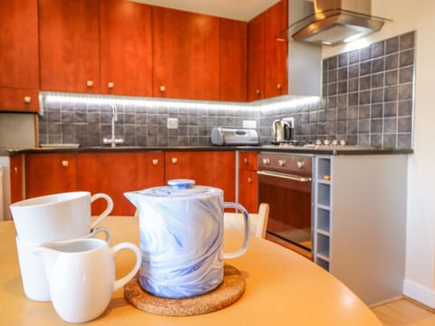 Cottage | Private kitchen | Fridge, microwave, stovetop, electric kettle