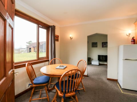 Cottage | Private kitchen | Stovetop, highchair, cookware/dishes/utensils