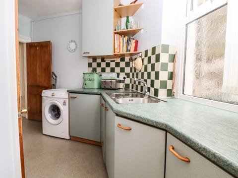 Cottage | Private kitchen | Stovetop, dishwasher, highchair, cookware/dishes/utensils