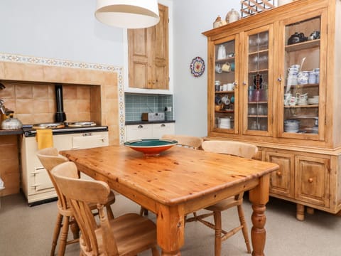 Cottage | Private kitchen | Stovetop, dishwasher, highchair, cookware/dishes/utensils