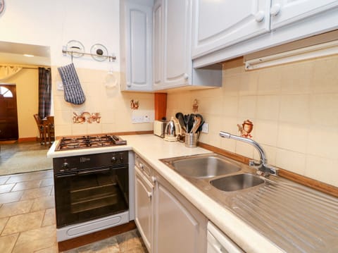 Cottage | Private kitchen | Stovetop, dishwasher, cookware/dishes/utensils