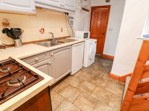 Cottage | Private kitchen | Stovetop, dishwasher, cookware/dishes/utensils