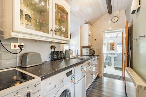 Cottage | Private kitchen | Fridge, oven, stovetop, cookware/dishes/utensils