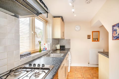 Cottage | Private kitchen | Fridge, microwave, stovetop, electric kettle