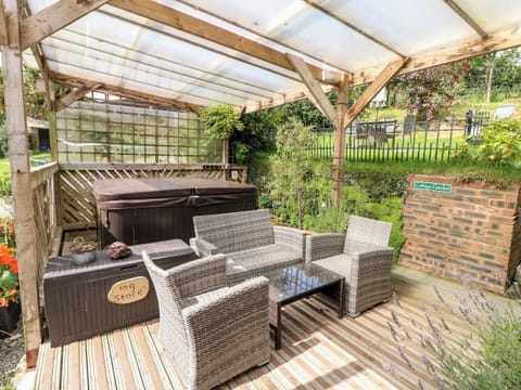 Cottage | Outdoor spa tub