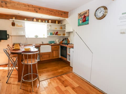 Cottage | Private kitchen | Stovetop, highchair, cookware/dishes/utensils