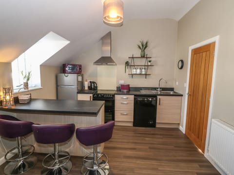 Cottage | Private kitchen | Fridge, microwave, stovetop, dishwasher