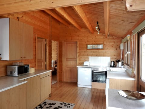 Cottage | Private kitchen | Dishwasher, cookware/dishes/utensils