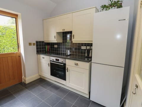 Cottage | Private kitchen | Fridge, microwave, stovetop, toaster