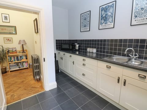 Cottage | Private kitchen | Fridge, microwave, stovetop, toaster