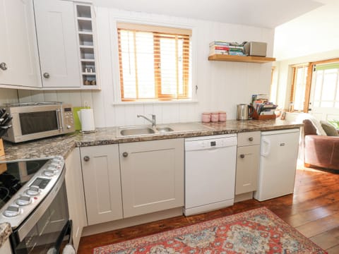 Cottage | Private kitchen | Fridge, microwave, stovetop, dishwasher