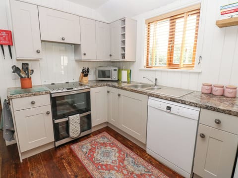 Cottage | Private kitchen | Fridge, microwave, stovetop, dishwasher