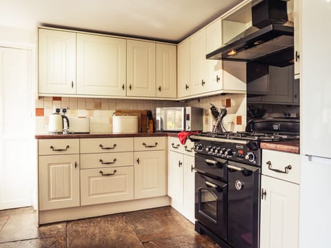 Cottage | Private kitchen | Fridge, microwave, stovetop, dishwasher