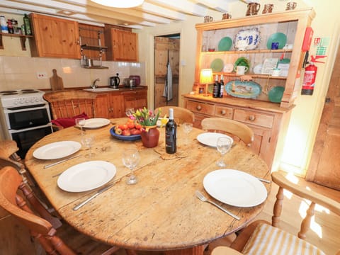 Cottage | Private kitchen | Microwave, stovetop, electric kettle, toaster