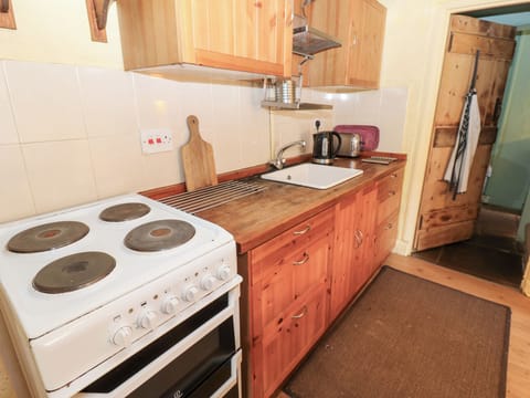 Cottage | Private kitchen | Microwave, stovetop, electric kettle, toaster