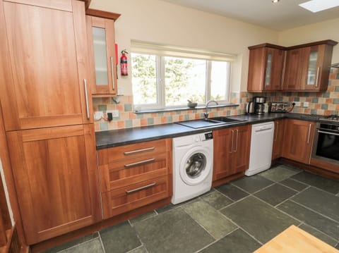 Cottage | Private kitchen | Microwave, stovetop, dishwasher, highchair