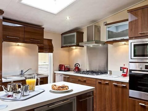 Cottage | Private kitchen | Fridge, microwave, dishwasher, electric kettle