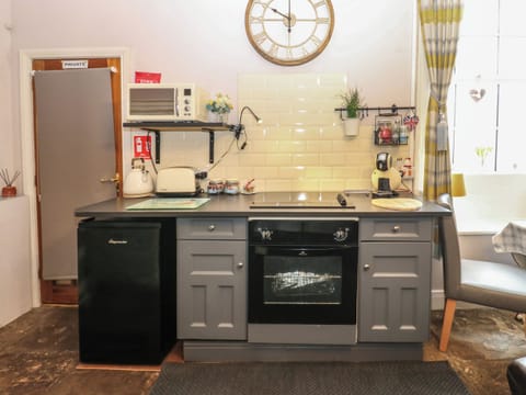 Cottage | Private kitchen | Fridge, microwave, stovetop, electric kettle