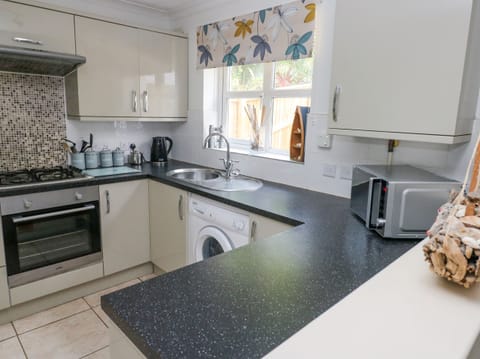 Cottage | Private kitchen | Microwave, stovetop, dishwasher, highchair