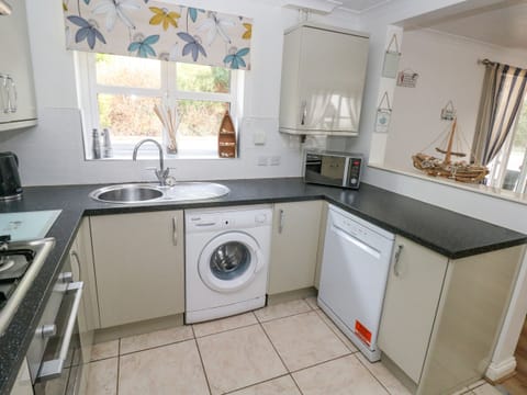 Cottage | Private kitchen | Microwave, stovetop, dishwasher, highchair