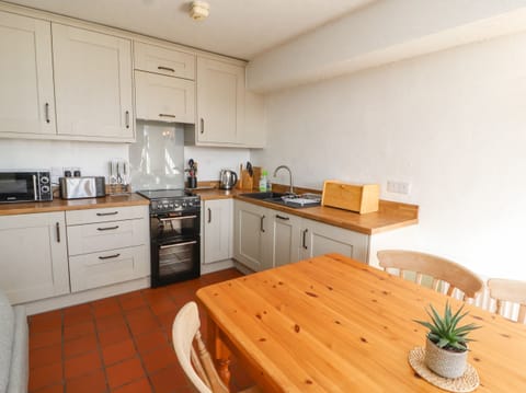 Cottage | Private kitchen | Dishwasher, cookware/dishes/utensils