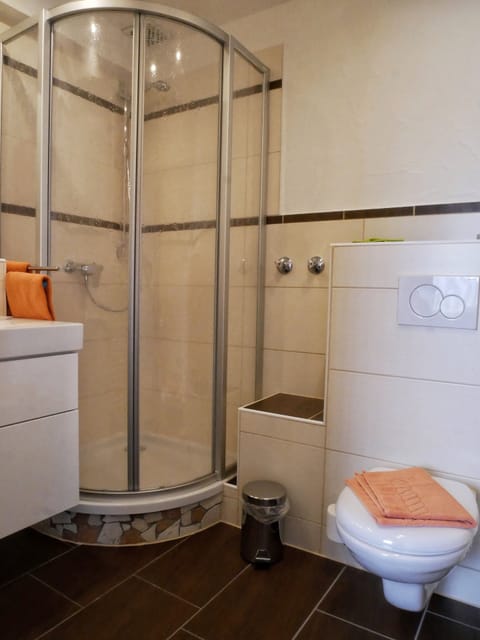 Junior Suite | Bathroom | Deep soaking tub, free toiletries, hair dryer, towels