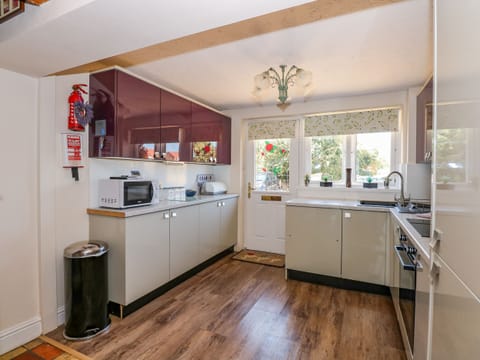 Cottage | Private kitchen | Fridge, microwave, oven, stovetop