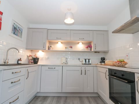 Cottage | Private kitchen | Microwave, stovetop, dishwasher, highchair