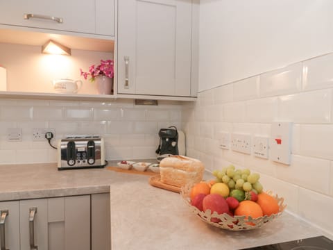 Cottage | Private kitchen | Microwave, stovetop, dishwasher, highchair