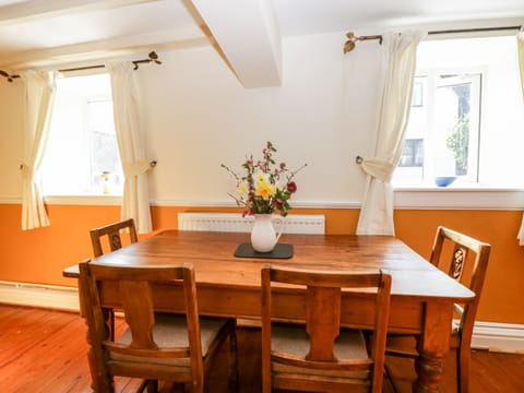 Cottage | Private kitchen | Microwave, stovetop, electric kettle, toaster