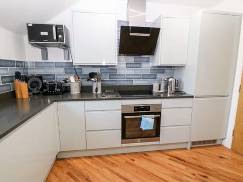 Cottage | Private kitchen | Stovetop, dishwasher, highchair, cookware/dishes/utensils