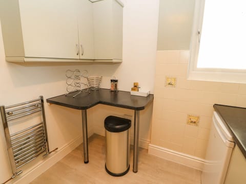 Cottage | Private kitchen | Stovetop, cookware/dishes/utensils