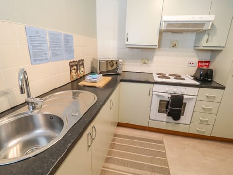 Cottage | Private kitchen | Stovetop, cookware/dishes/utensils