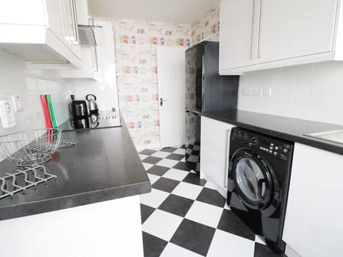 Cottage | Private kitchen | Microwave, stovetop, cookware/dishes/utensils